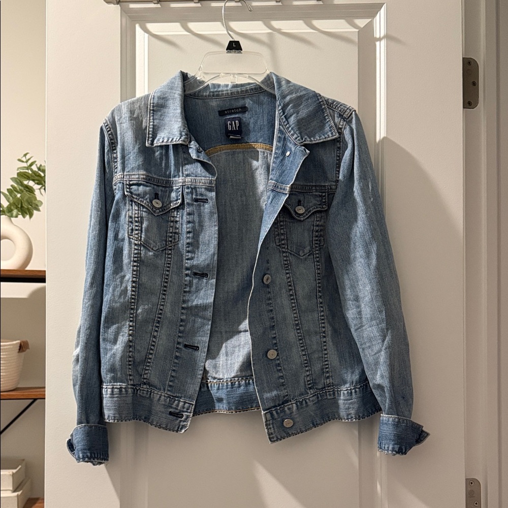 GAP Women's Classic Blue Denim Jacket